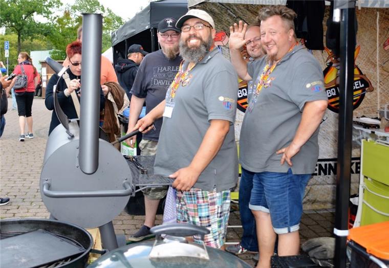 Am Wochenende wird in Bad Bederkesa um die Wette gegrillt Oliver Sievers (vorne links), Thomas Brandenburg (vorn rechts) und Teamchef Alfons Wienen (hinten) vom Team "BBQ Wiesel" werden wie in den vergangenen Jahren auch wieder dabei sein, wenn es heißt "Ran an die Smoker" beim BBQ an der Burg.
