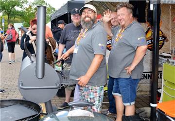 Oliver Sievers (vorne links), Thomas Brandenburg (vorn rechts) und Teamchef Alfons Wienen (hinten) vom Team "BBQ Wiesel" werden wie in den vergangenen Jahren auch wieder dabei sein, wenn es heißt "Ran an die Smoker" beim BBQ an der Burg. 