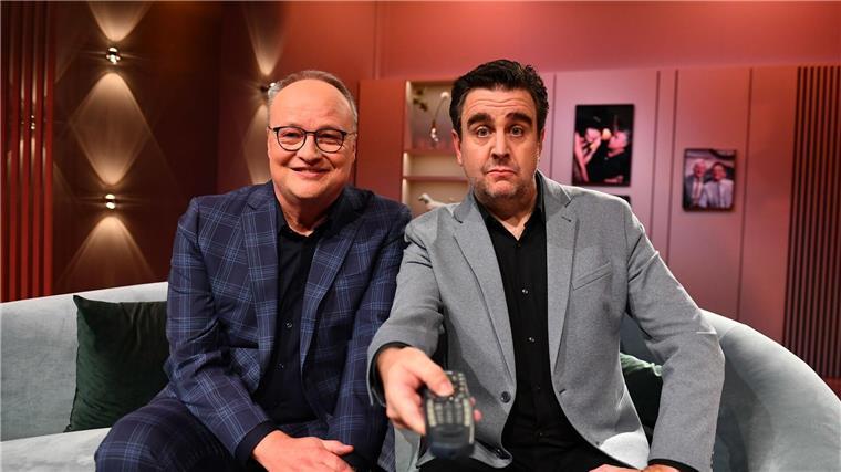 Oliver Welke (l) und Bastian Pastewka präsentieren „Welke & Pastewka - Wiedersehen macht Freude!“.
