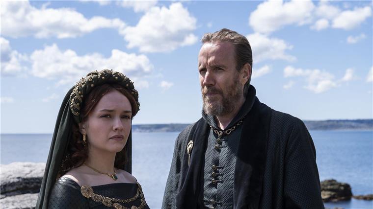 Olivia Cooke als Alicent Hightower und Rhys Ifans als Otto Hightower in der Game of Thrones-Vorgeschichte „House of the Dragon“.