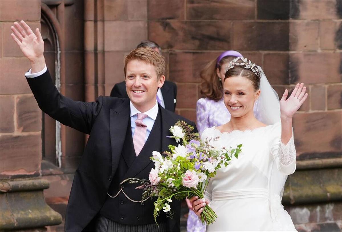 Prinz William bei „Hochzeit des Jahres“ gesichtet Olivia Henson und Hugh Grosvenor, der Duke of Westminster, verlassen nach ihrer Hochzeit die Kathedrale von Chester.