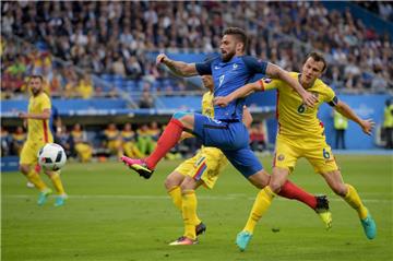Olivier Giroud (Mitte) schoss das erste Tor bei der EM 2016. Er traf im Eröffnungsspiel zwischen Frankreich und Rumänien zum 1:0. Foto Licovski/dpa