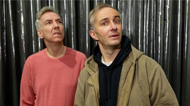 Olli Schulz (l) und Jan Böhmermann haben Spaß beim ESC.