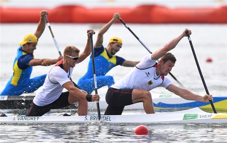 Olympia-Erfolg: Die deutschen Rennkanuten Sebastian Brendel (rechts) und Jan Vandrey haben im Canadier-Zweier über 1000 Meter die Gold-Medaille gewonnen. 