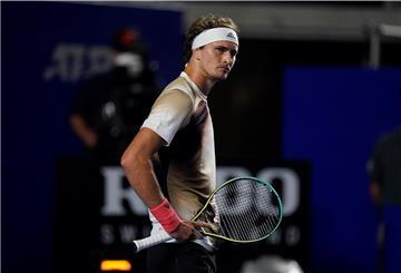 Alexander Zverev reagiert auf einen Ballwechsel.