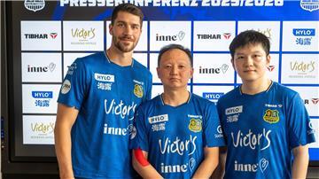 Olympiasieger Fan Zhandong (r) beim 1. FC Saarbrücken zusammen mit Trainer Wang Zhi (M) und seinem Teamkollegen Patrick Franziska. 