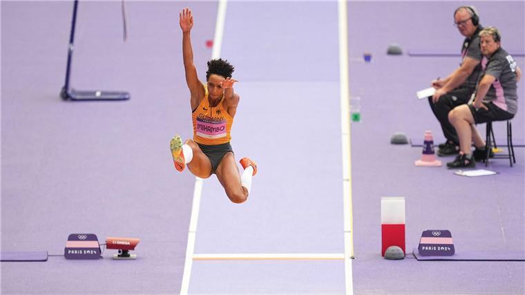 Olympiasiegerin Malaika Mihambo wird beim Leichtathletik-Meeting in Düsseldorf von einem längeren Absprungbalken als üblich abspringen.