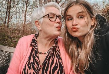 Oma sein ist für die Bremerhavenerin Evelyn Koschuth (links) eine Riesenfreude. Wie ihr geht es vielen Großeltern in der Region.