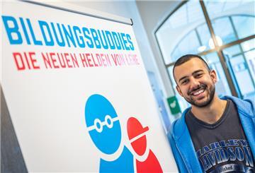 Omar Abdelal, der Gründung Innovation Führung in Bremerhaven studiert, betreut als Bildungsbuddy Schüler der Ernst Reuter Platz Oberschule. Als Gegenleistung für seinen Einsatz von 20 Stunden im Monat darf er unentgeltlich in einem Bremerhavener Wohnheim leben.