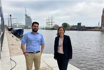 Omar Harb und Sonja Welzel stehen Verbrauchern in Bremerhaven an der Barkhausenstraße 16 mit Rat und Tat zur Seite. 