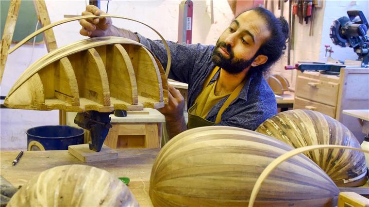 Omar Shalash baut orientalische Lauten in seiner Werkstatt in Halle. 