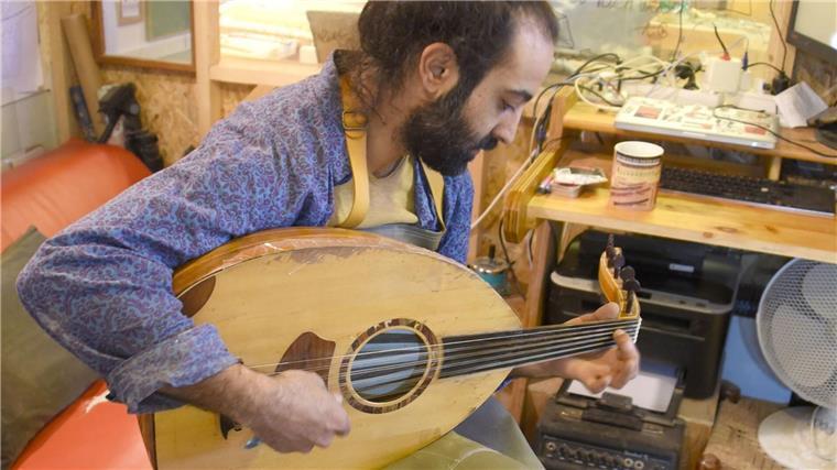 Omar Shalash spielt auf einer Laute, die er selbst gebaut hat. 