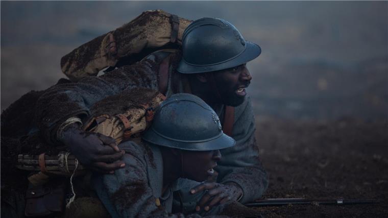 Omar Sy (r) als Bakary und Alassane Diong als sein Sohn Thierno in einer Szene des Films „Mein Sohn, der Soldat“.