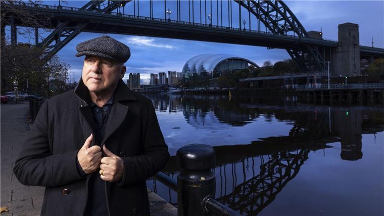 „One Deep River“ - Neues Album von Mark Knopfler „One Deep River“: Mark Knopfler vor der Tyne Bridge.