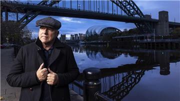 „One Deep River“: Mark Knopfler vor der Tyne Bridge.