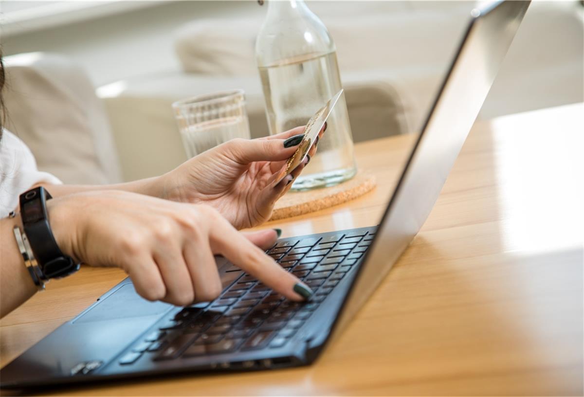 Online einkaufen per Kreditkarte - das ist in der Regel simpel. Ab 2021 wird es jedoch etwas komplizierter, dafür aber auch sicherer. 
