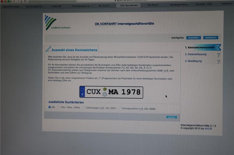 Online zieht beim Abmelden und Neuzulassen von Fahrzeugen  nicht, gern genutzt wird aber die Möglichkeit, sich online das eigene Wunschkennzeichen zu reservieren. 40-mal am Tag wird der Service des Landkreises derzeit in Anspruch genommen – auch am Wochenende. 