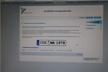Online zieht beim Abmelden und Neuzulassen von Fahrzeugen  nicht, gern genutzt wird aber die Möglichkeit, sich online das eigene Wunschkennzeichen zu reservieren. 40-mal am Tag wird der Service des Landkreises derzeit in Anspruch genommen – auch am Wochenende. 