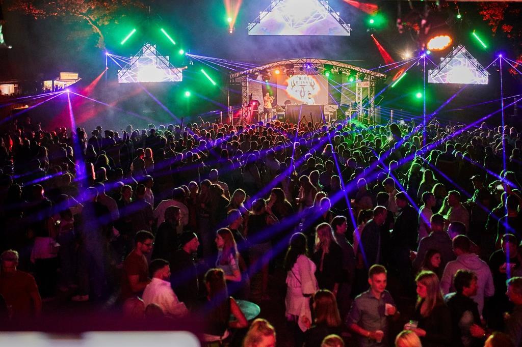 Open Air Party mit Laserlightshow und DJ Jerome. 