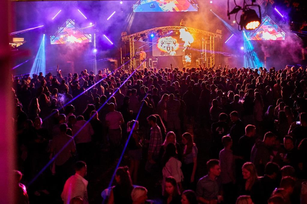 Open Air Party mit Laserlightshow und DJ Jerome. 