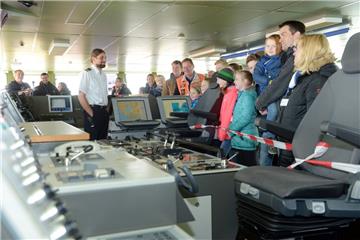 Open Ship auf der &quot;Polarstern&quot;: Moritz Langhinrichs (Ladungsoffizier)....