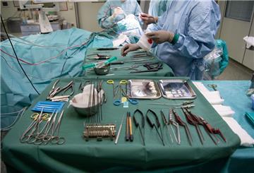 Operationsbesteck liegt während einer Operation in einer Klinik auf einem Tisch. 