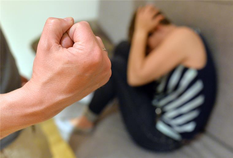  Eine Frau versucht, sich vor der Gewalt eines Mannes zu schützen 