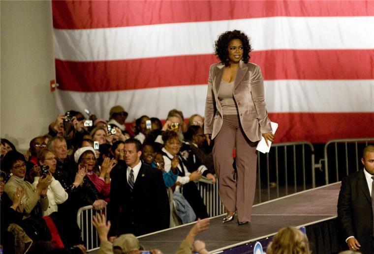 Übermutter der Nation: Oprah Winfrey wird 70 Oprah Winfrey bei einer Wahlkampfveranstaltung von Barack Obama, damals Senator von Illinois und demokratischer Präsidentschaftskandidat.