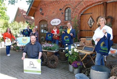 Optimistische Gesichter beim Startschuss für "Geestlandshoppen" in Neuenwalde.