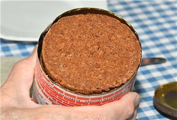 Optisch macht das gut 60 Jahre alte Dosenbrot von Hannes Ratjen noch einen guten Eindruck. Aber schmeckt es auch?