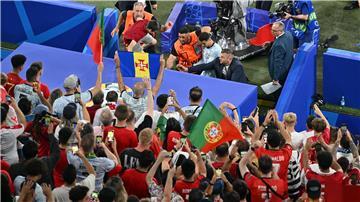 Ordner begrleiten Portugals Cristiano Ronaldo nach dem Spiel in die Kabine.