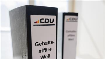 Ordner der CDU mit Aufschrift „Gehaltsaffäre Weil“.