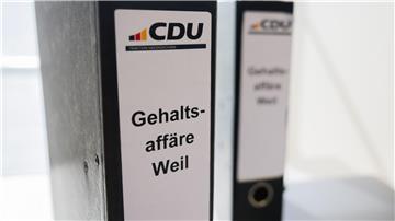 Ordner der CDU mit Aufschrift „Gehaltsaffäre Weil“ stehen im niedersächsischen Landtag.