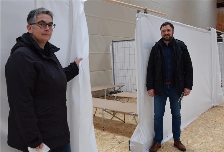 Ordnungsamtsleiterin Sonja Brödje und ihr Kollege Raphael Wermke sind froh, dass in der Sporthalle Mitte nun bis zur 54 Flüchtlinge für kurze Zeit Unterschlupf finden können.
