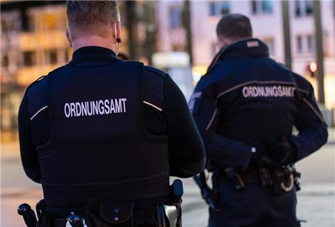 Ordnungsamtsmitarbeiter kontrollieren eine nächtliche Ausgangssperre. Die droht auch dem Landkreis Rotenburg.