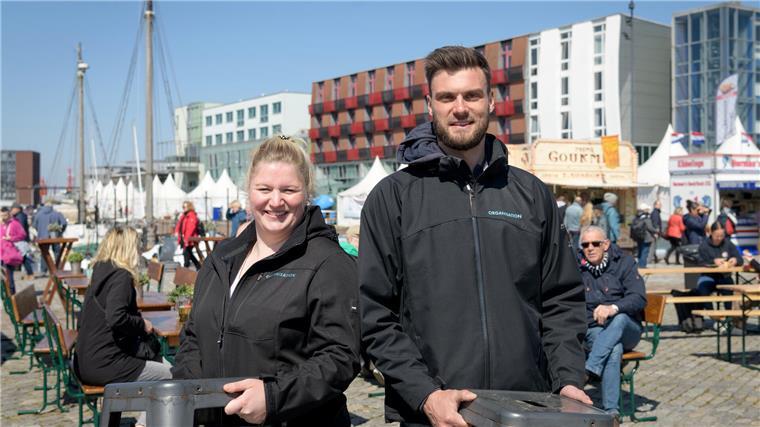Hier ist Fisch in aller Munde: Besucher strömen zur Fischparty 2023 Organisationstalente im Einsatz: Chiara Bürgerhoff und Henning Dörr vom Schaufenster Fischereihafen. Foto: Masorat-f