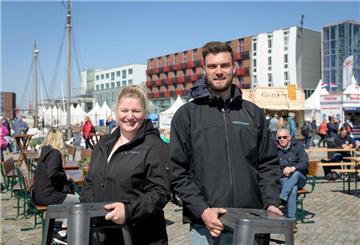 Mann und Frau im Fischereihafen