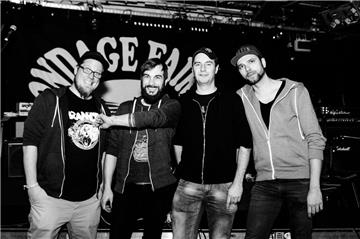 Organisator Adrian Peters (links) und seine Freunde von The Palmset treten beim Festival Rock gegen Rechts in Rüspel auf.