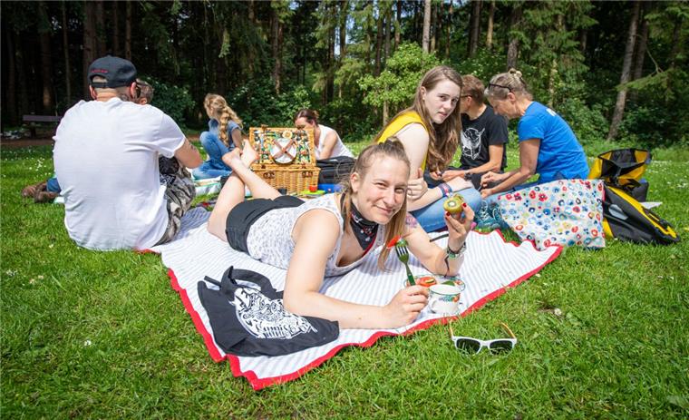 Organisatorin Annabel Albrecht rief zum gemeinsamen Picknicken im Bürgerpark in Geestemünde auf.