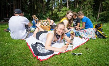 Organisatorin Annabel Albrecht rief zum gemeinsamen Picknicken im Bürgerpark in Geestemünde auf.
