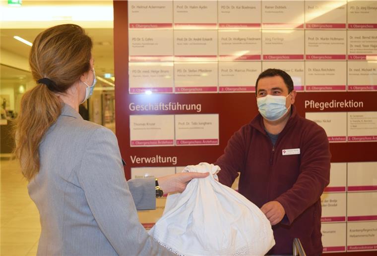 Orlando Horvat, Mitarbeiter des KBR, nimmt am Service-Punkt ein Paket für einen Patienten entgegen. Durch das Besuchsverbot gelten neue Regeln für den Zugang zu den Kliniken.