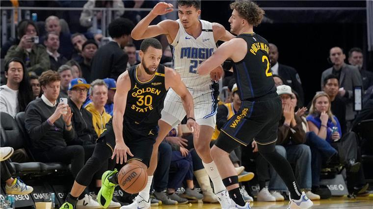 Schröder siegt im Weltmeister-Duell mit Franz Wagner Orlandos Tristan da Silva (Mitte) sammelte gegen All-Star Stephen Curry (l.) zwei Pünktchen.
