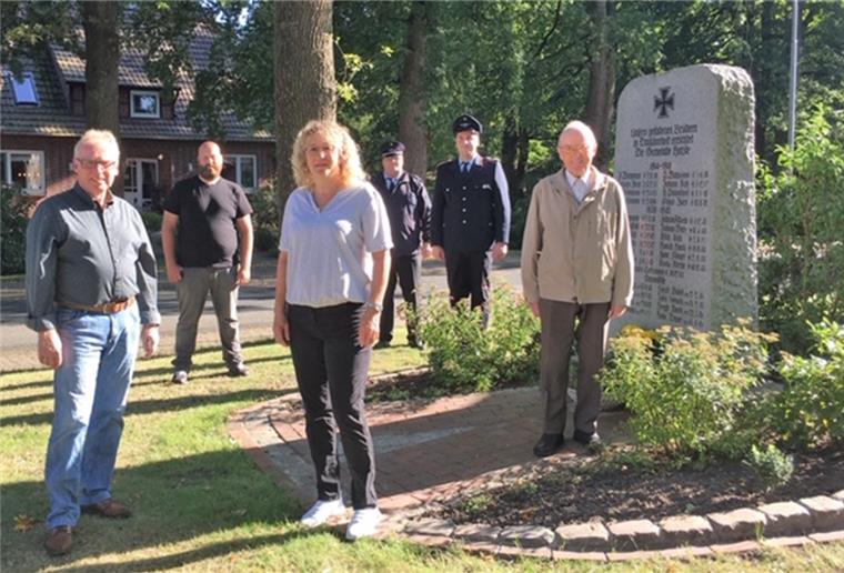 Ortsbauftragter Andreas Bammann (von links) und seine Ehefrau Andrea Schönknecht, die sich um die Gestaltung der Außenanlagen des Hatzter Kriegerdenkmals gekümmert hat. Im Hintergrund sind Vertreter der Feuerwehr und der Dorfbevölkerung zu sehen. Foto: Bellmann