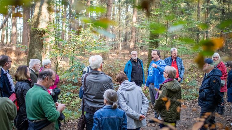 Nächste Runde im Streit um Bremerhavens Wald Ortsbegehung mit Bürgern, Interessengemeinschaft und Naturschutzbund im Reinkenheider Forst. Im Bild: Nabu-Vertreter So¨nke Hofmann (Mitte) sprach mit den Anwohnern.