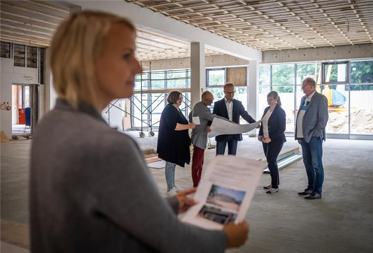 Ortsbesichtigung im Mensa-Neubau der Karl-Marx-Schule Bremerhaven-Leherheide mit  Architektin Nina Goldschrafe (vorn) mit Martina Kirschstein-Klingner (SPD), Baustadtrat Bernd Schomaker (FDP), Betriebsleiter Holger Schneeberg, seiner Stellvertreterin Isabelle Bornemann und Thorsten Raschen (CDU). 