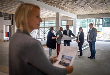 Ortsbesichtigung im Mensa-Neubau der Karl-Marx-Schule Bremerhaven-Leherheide mit  Architektin Nina Goldschrafe (vorn) mit Martina Kirschstein-Klingner (SPD), Baustadtrat Bernd Schomaker (FDP), Betriebsleiter Holger Schneeberg, seiner Stellvertreterin Isabelle Bornemann und Thorsten Raschen (CDU). 