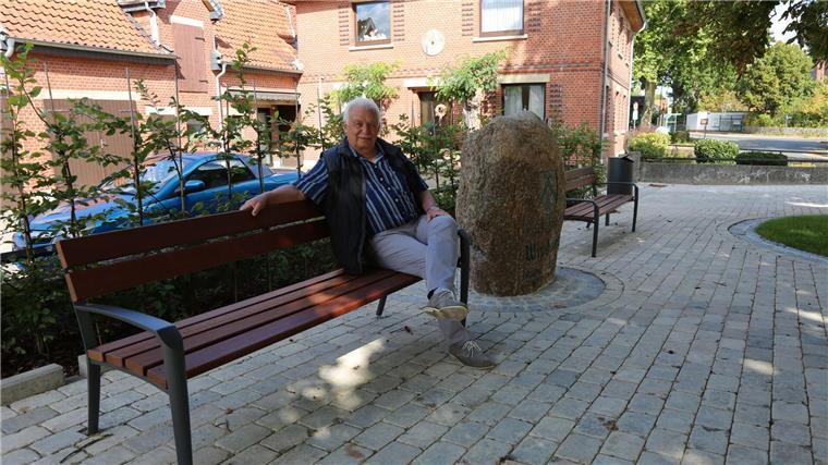 Ortsbürgermeister Günter Meyer hat nun auf den Bänken eine 47 Zentimeter tiefe Sitzfläche.