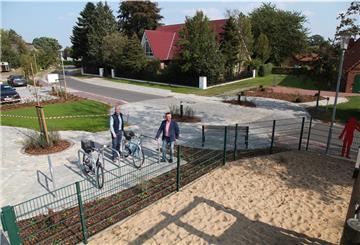 Ortsbürgermeister Marco Vehrenkamp (SPD) und Bürgermeister Andreas Wittenberg (parteilos) stellen den neuen Dorfplatz in Uthlede vor. Eine größere Feierlichkeit muss ausfallen.