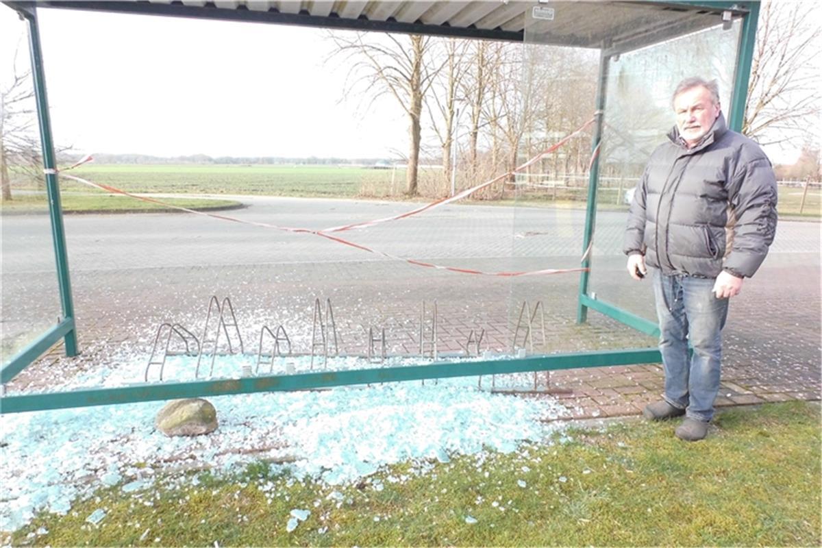 Ortsbürgermeister Wilhelm Boldt ist wenig begeistert: Unbekannte haben die Busshaltestelle im Ort zerstört.