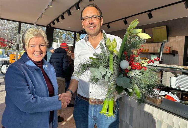 Ortsbürgermeisterin Hanna Bohne wünscht Gerd Engelbrecht alles Gute für die neue Filiale